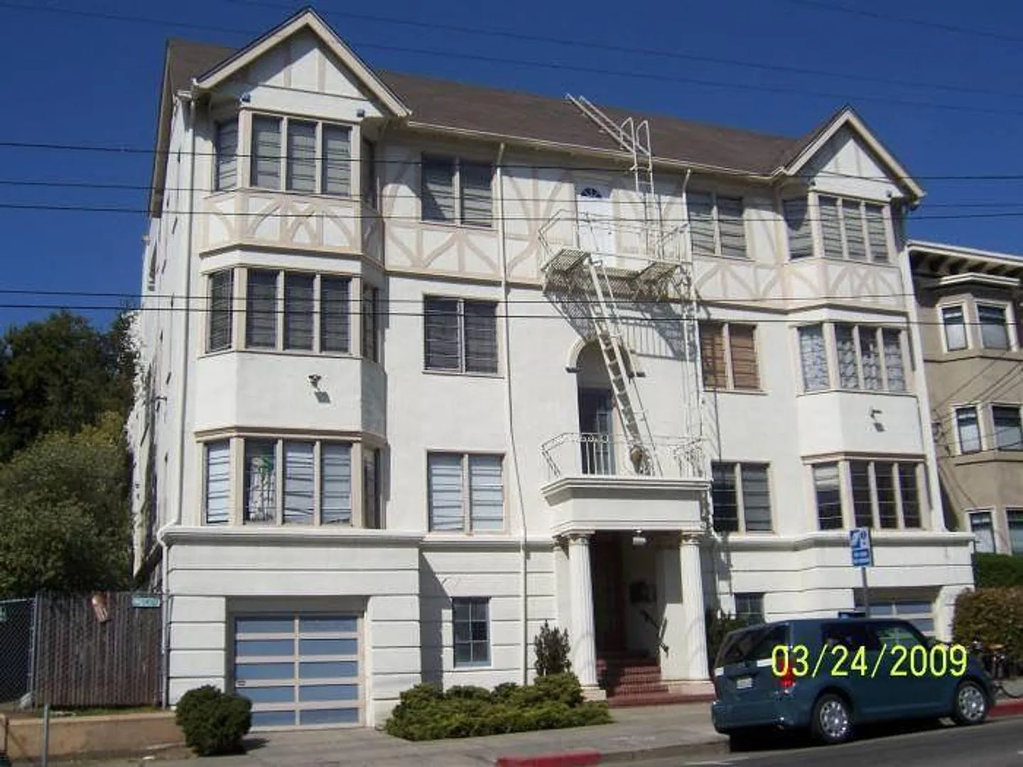560ft2 - Prime location! One block to UCB — Photo 2