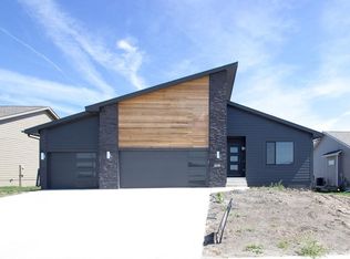 305 Colbie Blossom Ln NW, Bondurant, IA 50035