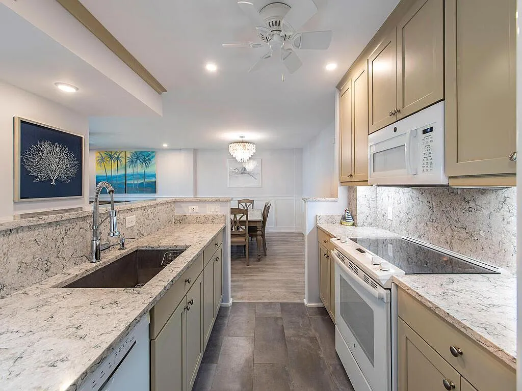 555 Park Shore Dr — Photo 2