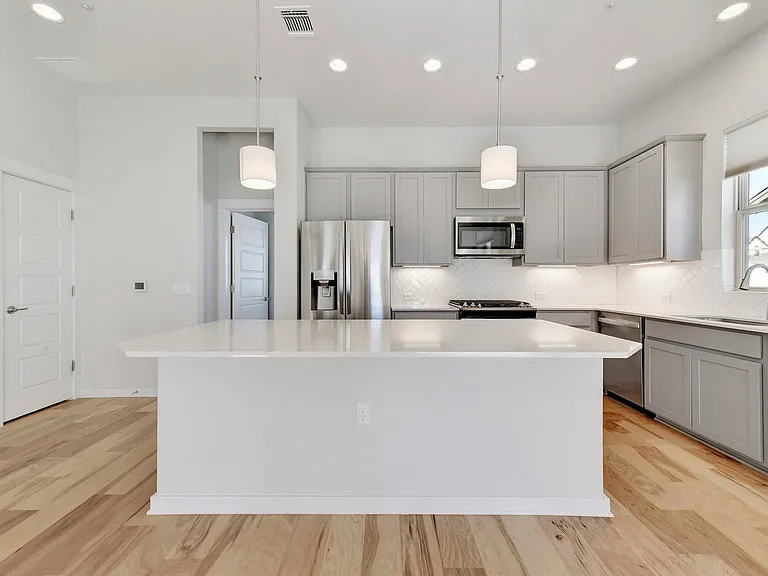 4622 Vaughan St — Photo 1
