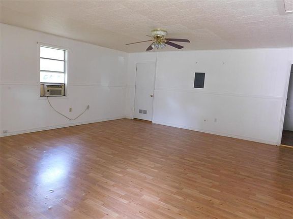 3rd image of 1700 Byrne St