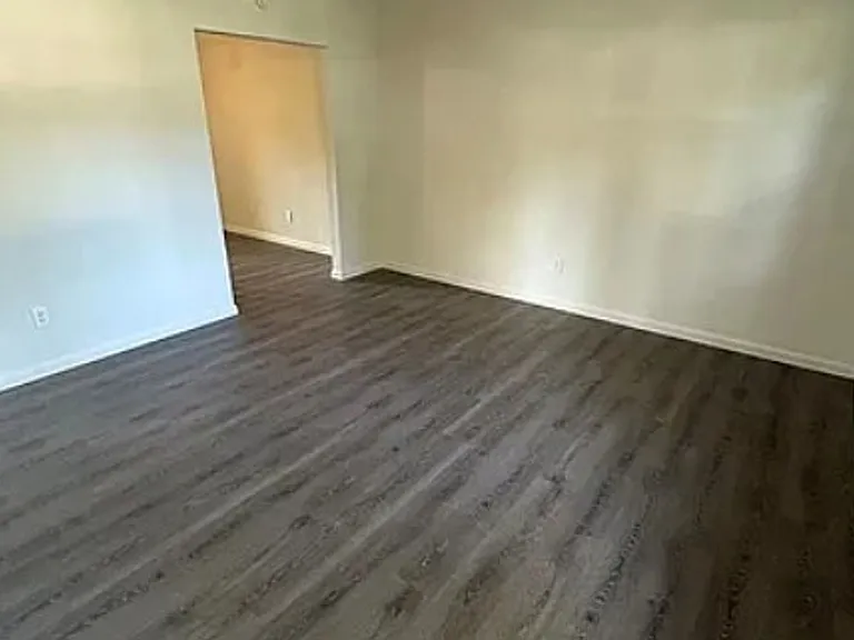 733 Saint Nicholas Dr — Photo 2