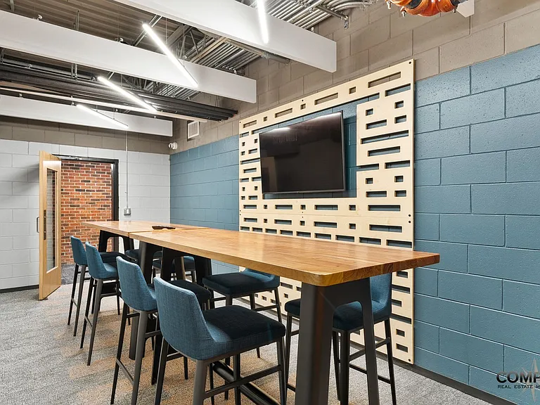 The Howard Apartments — Photo 15