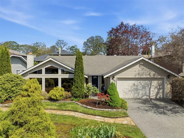 4003 Hopesmore Dr, Saanich, BC V8N 6A2