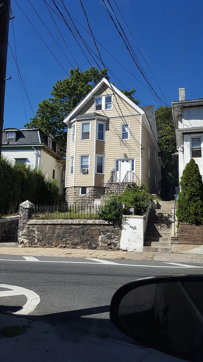 492 Van Duzer St photo 1