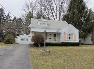 807 Roosevelt Rd, East Rochester, NY 14445