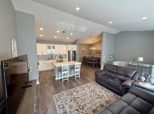 310 Narragansett Villas Dr, Lindenhurst, NY 11757