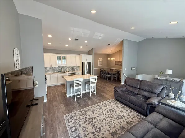 310 Narragansett Villas Drive, Lindenhurst, NY 11757