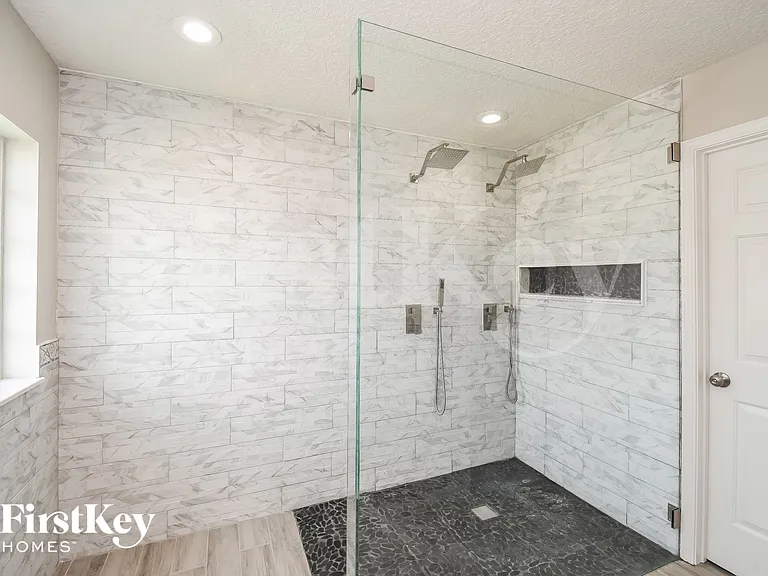 2402 Bentshire Dr — Photo 11
