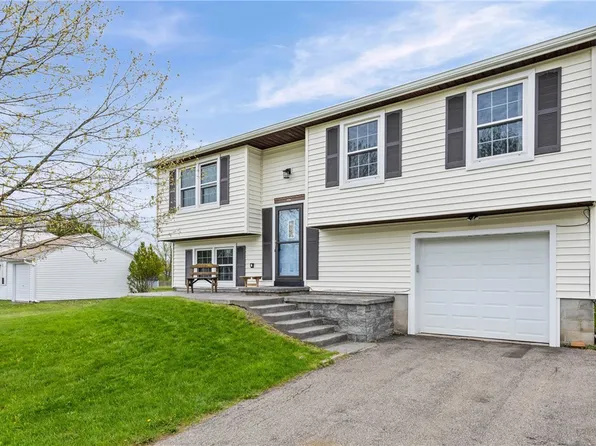 5765 Clover Meadow Ln, Farmington, NY 14425