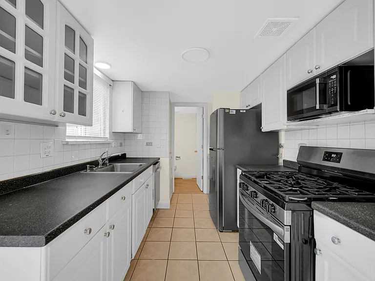 1807 Whitney Dr — Photo 9