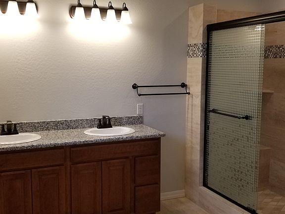 Master bath. Travertine 