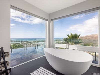 880 Kaahue St, Honolulu, HI, 96825