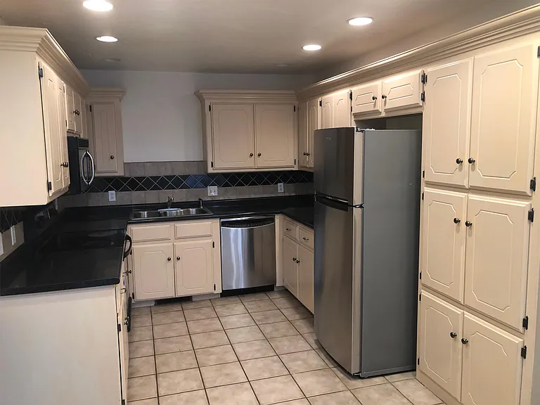 785 Kingsgate Rd — Photo 2