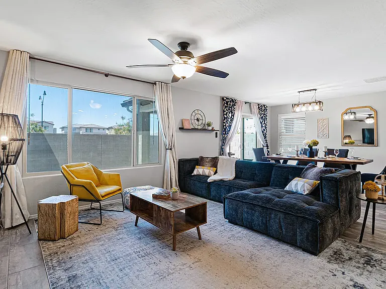 3915 E Liberty Ln — Photo 3