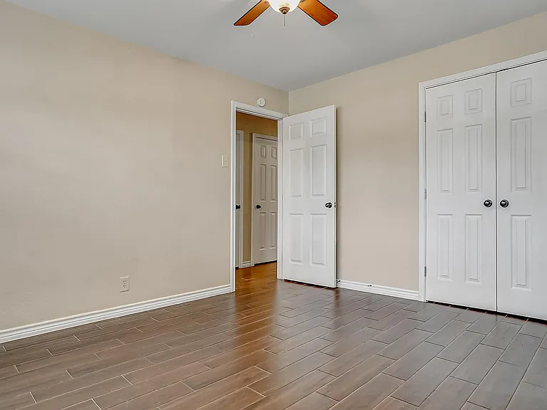 921 Holiday Dr — Photo 14