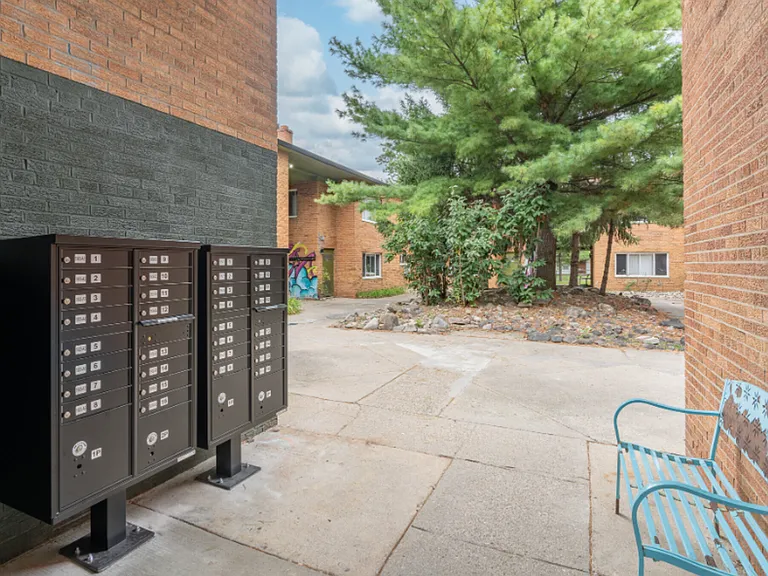 Walnut Manor Apartments — Photo 11