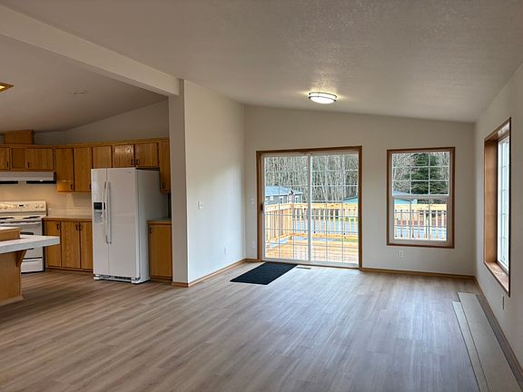 4th image of 151 W Freedom Ln