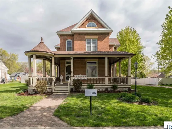 322 W Wheeler Ave, North Mankato, MN 56003