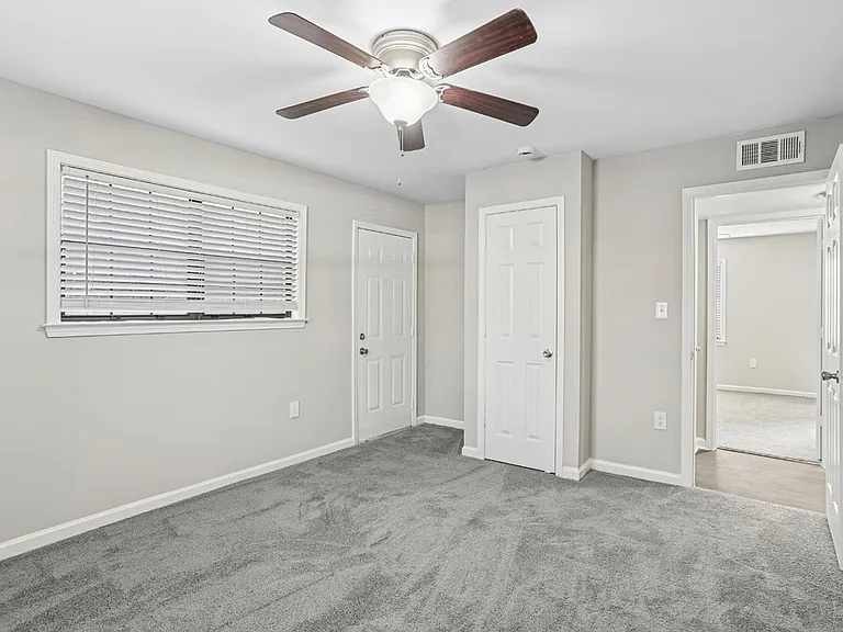Brentwood Apartments — Photo 37