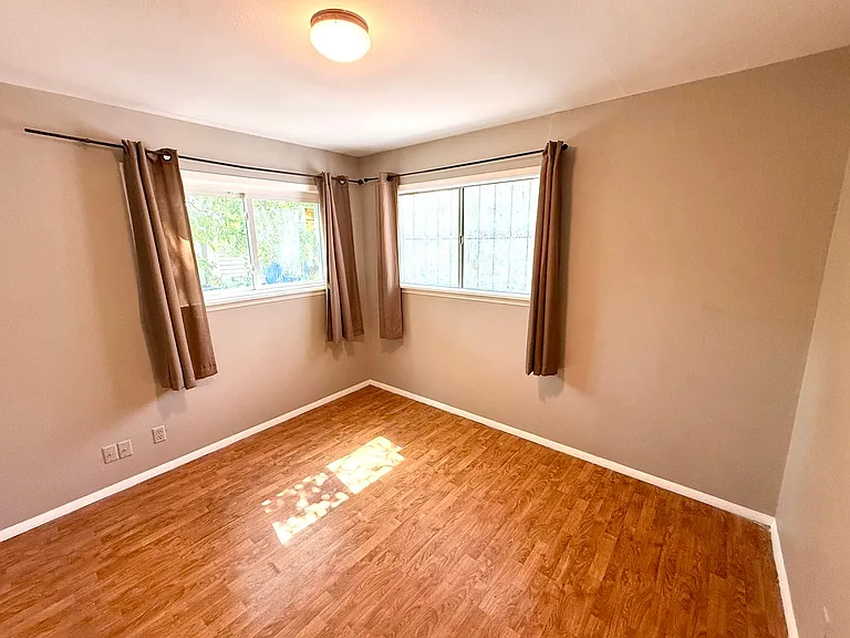 1820 W Southcross Blvd — Photo 6