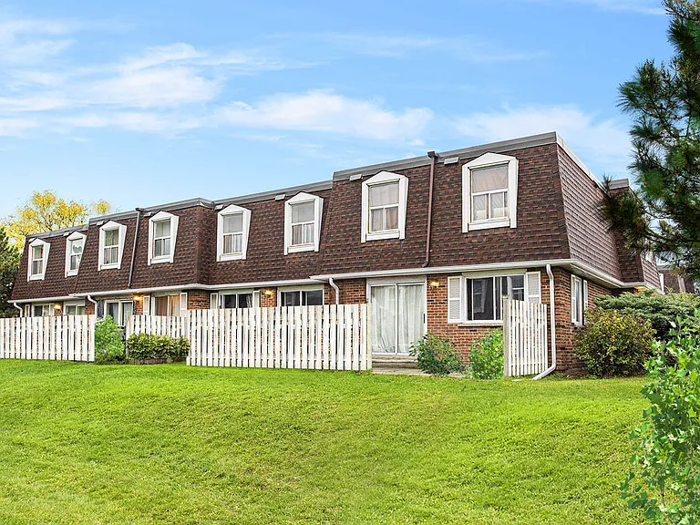 896 Courtland Ave E — Photo 10