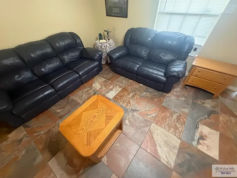 433 Fairwind Dr — Photo 2