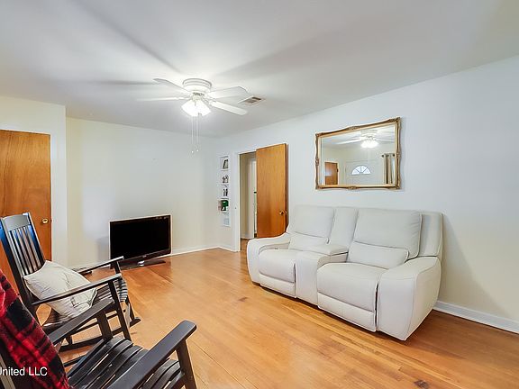 5th image of 43 E Park St