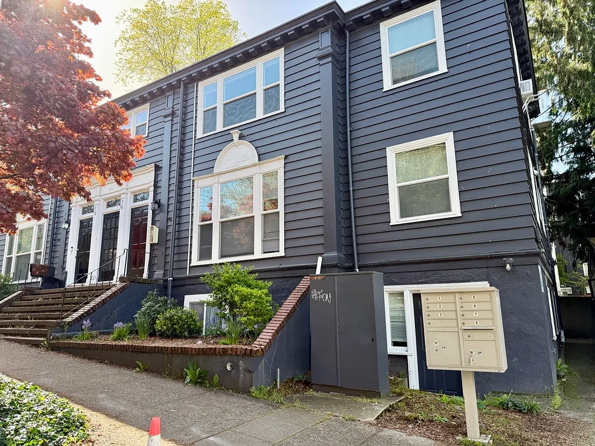 Building Photo - University Heights