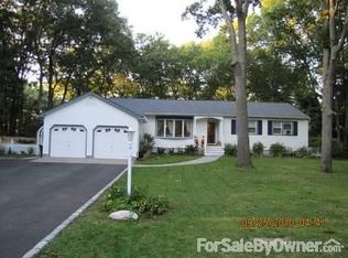 17 Argyle Pl, Smithtown, NY 11787