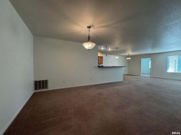 3rd image of 303 Scotch Pine Dr