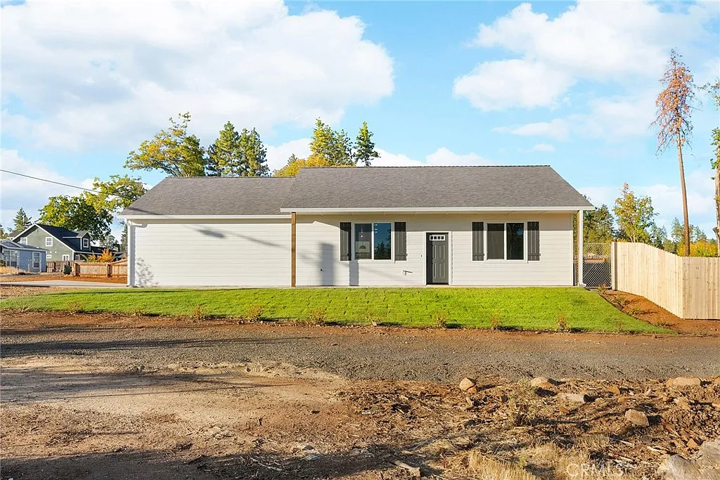 5684 Woodglen Dr photo 1