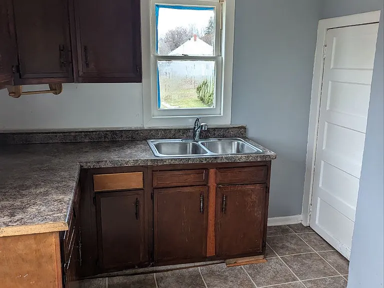 705 W Charles St — Photo 3