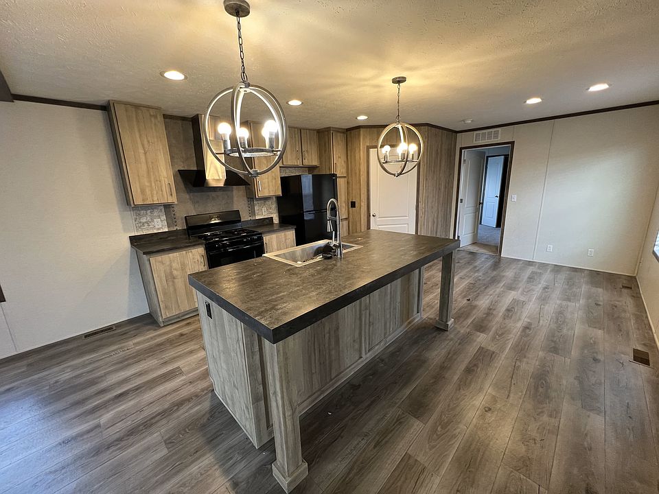 1st image of 183 Oak Ave #183