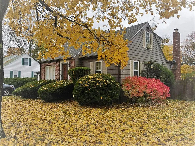7 Lee Rd — Photo 1