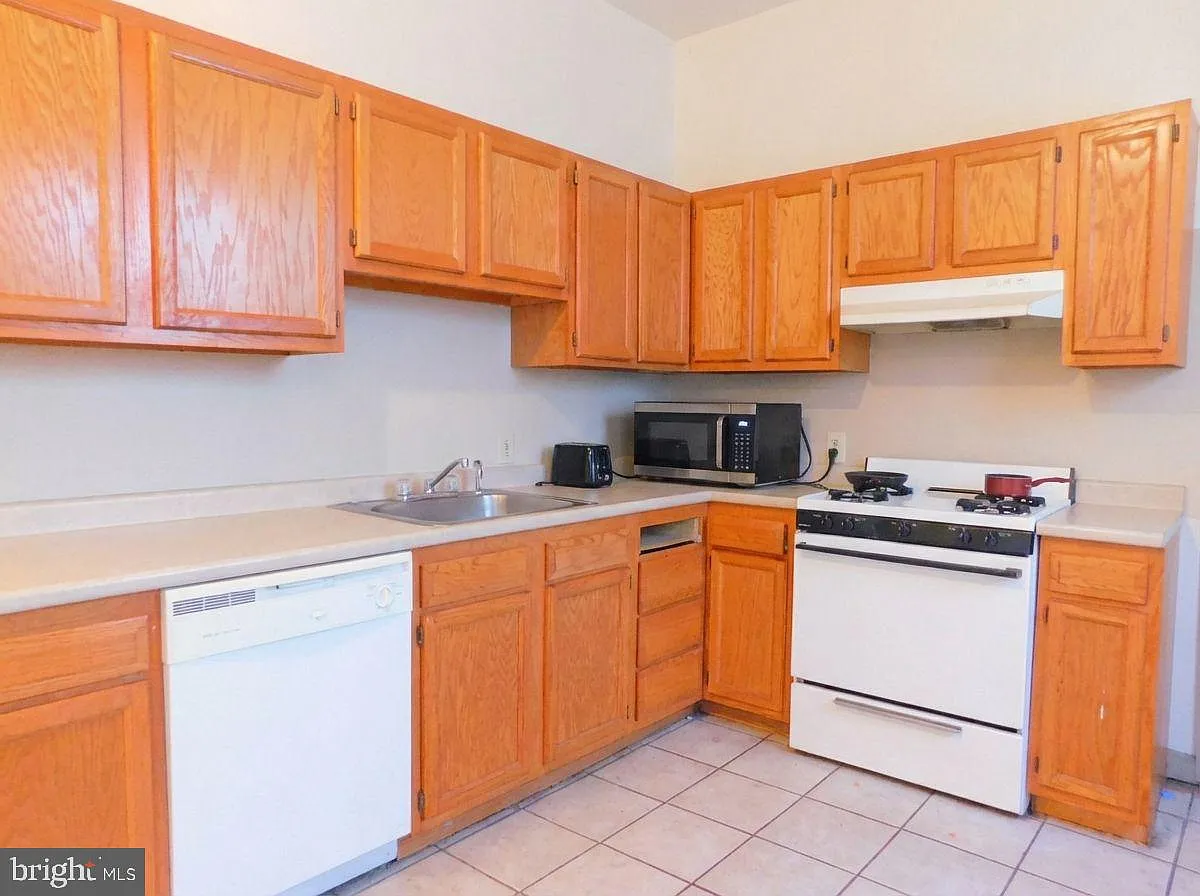 5 bed, 1845 sqft, $2,100 — Photo 2