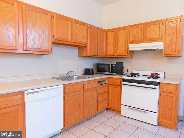 2142 N Carlisle St — Photo 2