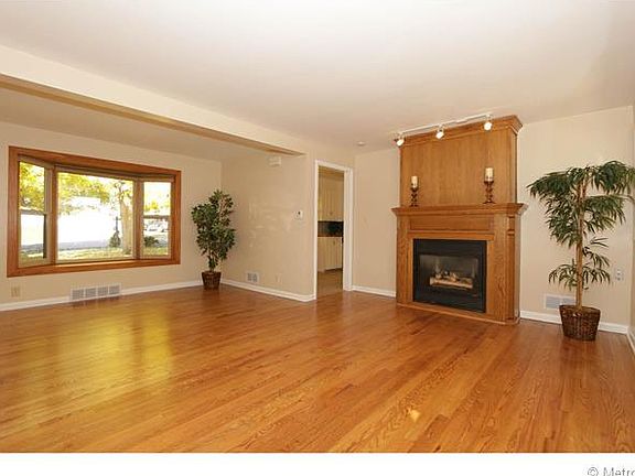 4th image of 910 Dudley St
