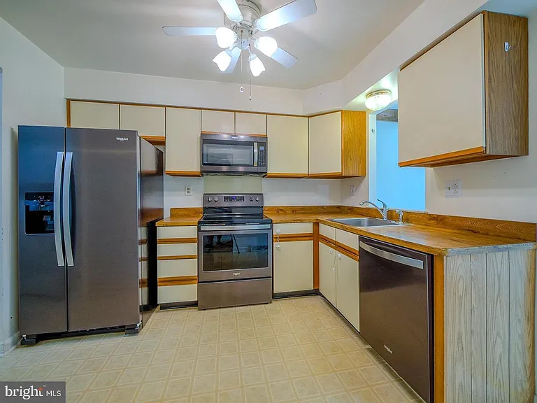 1001 Winfield Ct — Photo 8