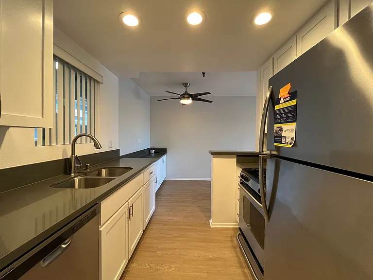 110 S Sweetzer Ave — Photo 98