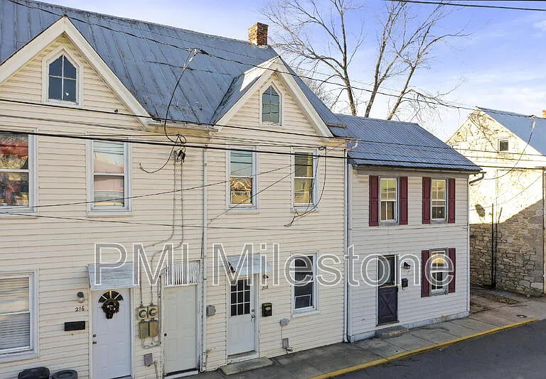 218 N College St — Photo 3