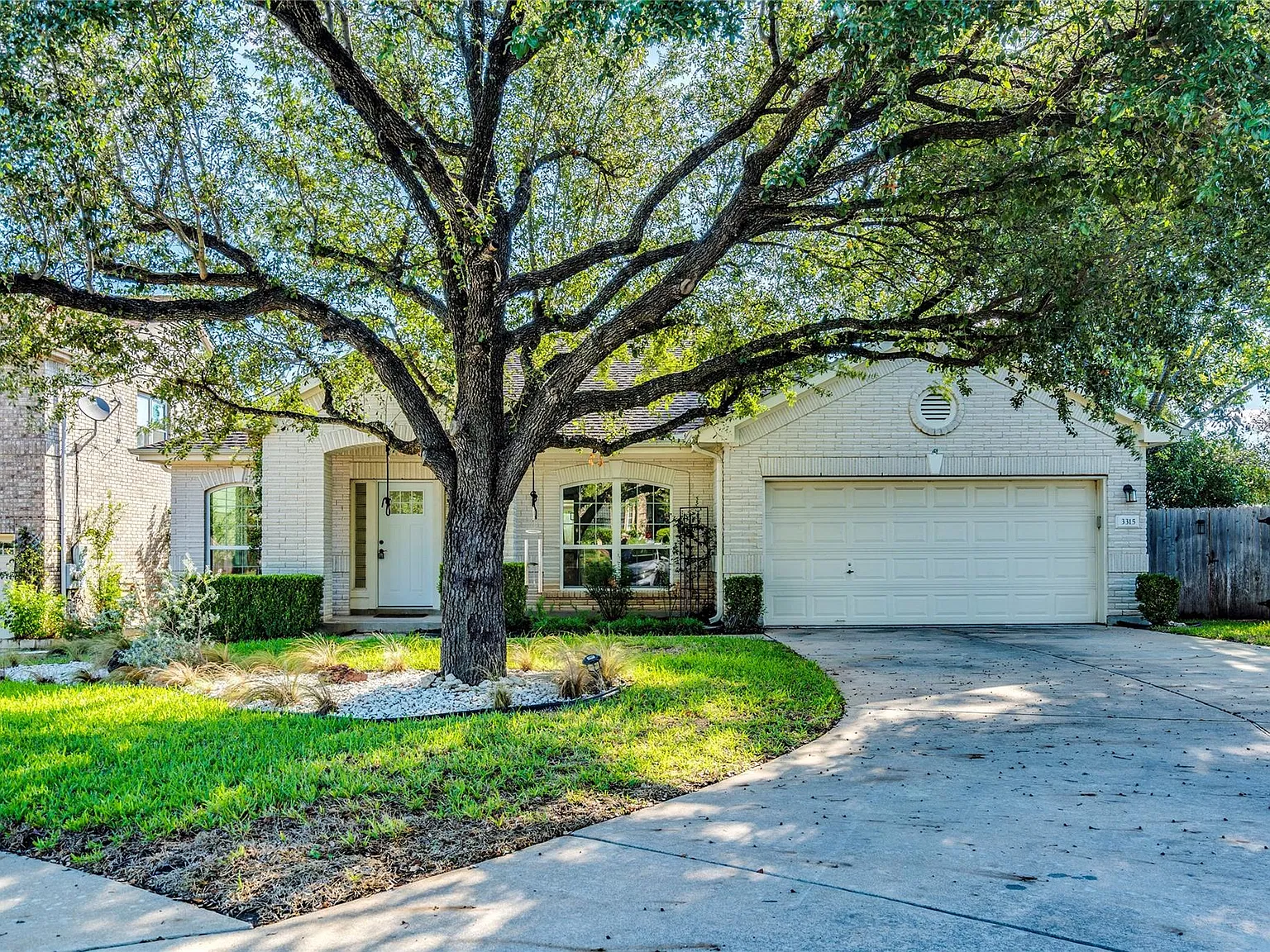 4 bed, 2.0 bath, 2377 sqft, $4,000 — Photo 2