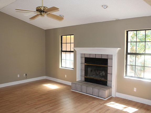 3rd image of 1925 Perregrine Cir S