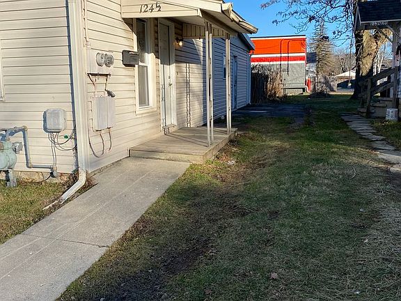 2nd image of 124 1/2 Charles St