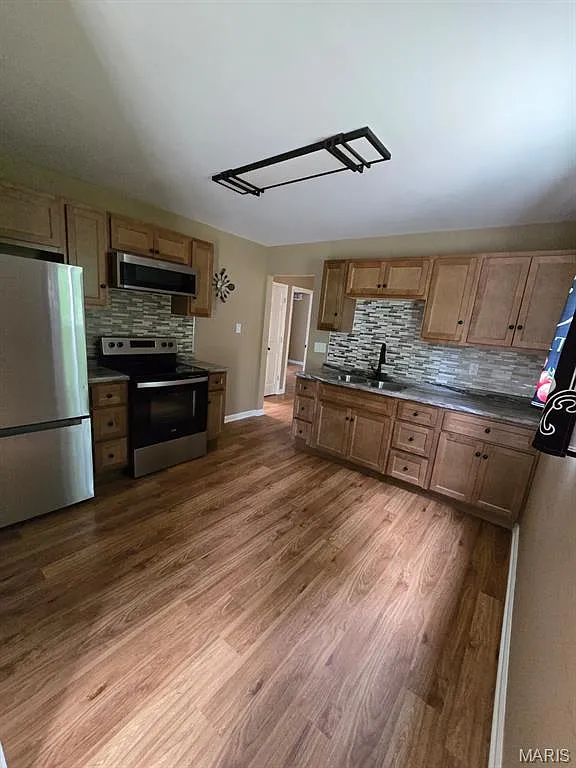 3 bed, 1.0 bath, 1032 sqft, $1,300 — Photo 3