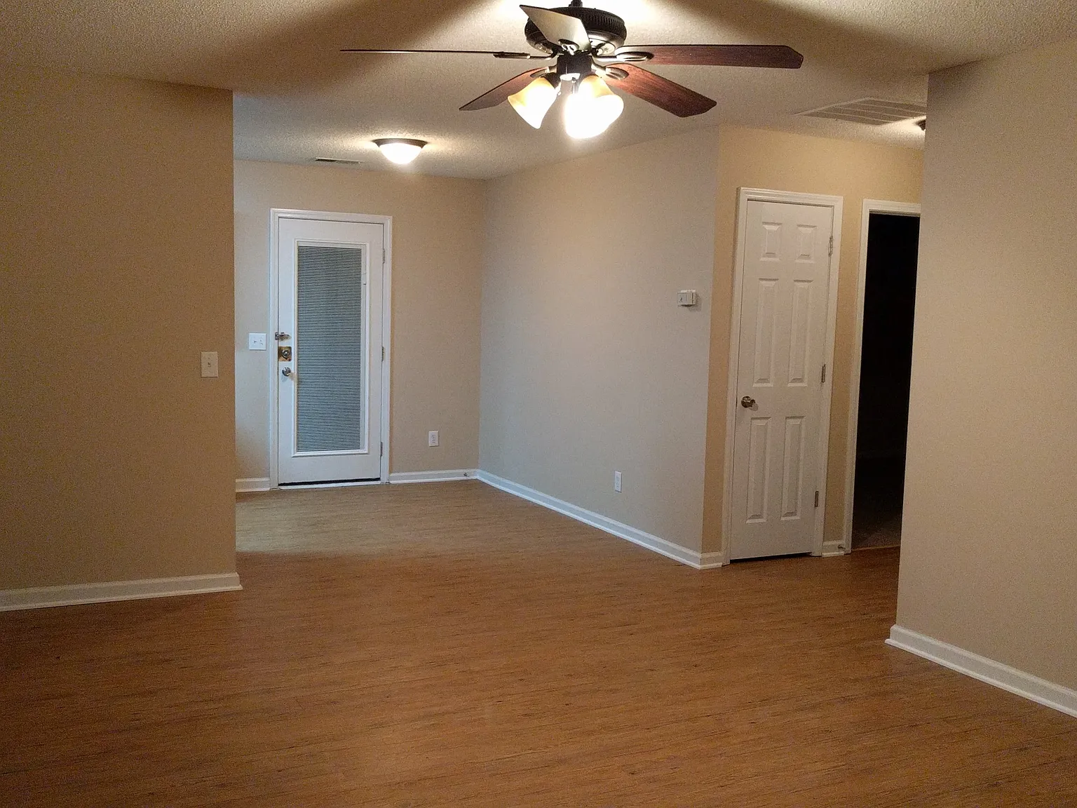 3 bed, 2.0 bath, $995 — Photo 2