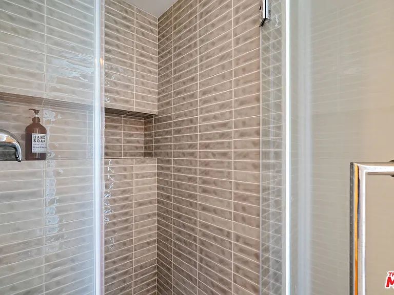 20402 Paradise Ln — Photo 34
