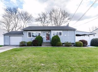 190 N Kings Ave, Massapequa, NY 11758