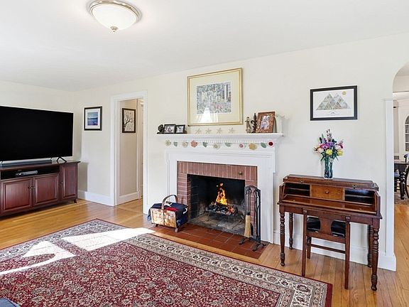 5th image of 129 Academy Ave