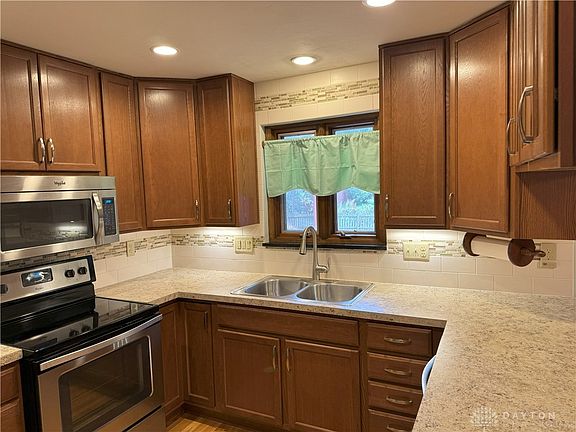 3rd image of 913 Willowdale Ave
